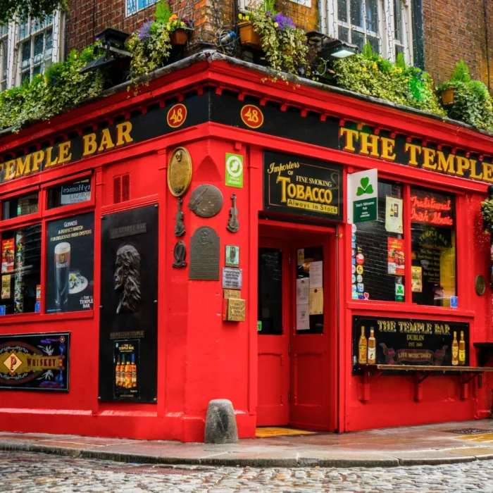 Írország, Dublin,és a legjellegzetessebb, legismertebb kocsma, pub- ja a Temple Bar. Egy sarki piros színű épület.