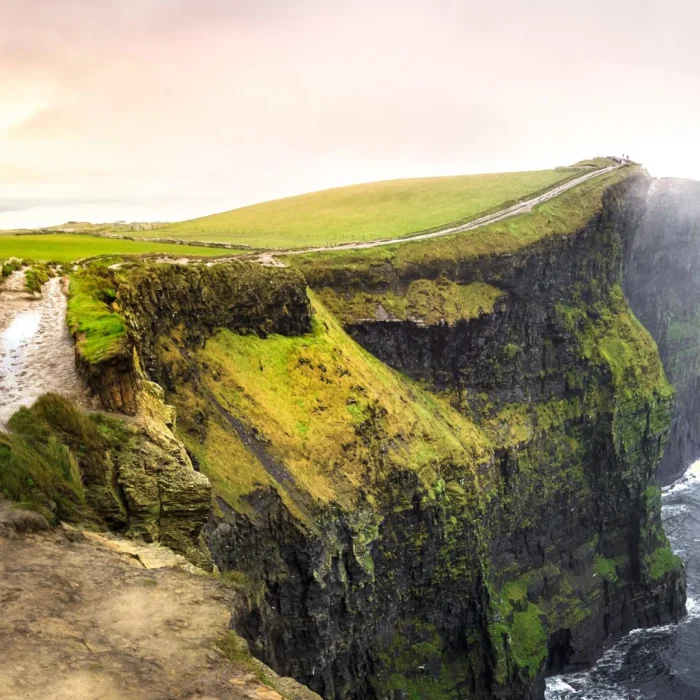 Wild Atlantic Way Moher szikák, Írországban. Közel 200 méter függőleges szakadék az óceán parton.