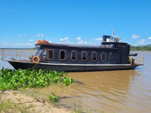 Danubio Project Jungel folyami hajó, feketére festve öt ablakkal a kapitány fölke mögött