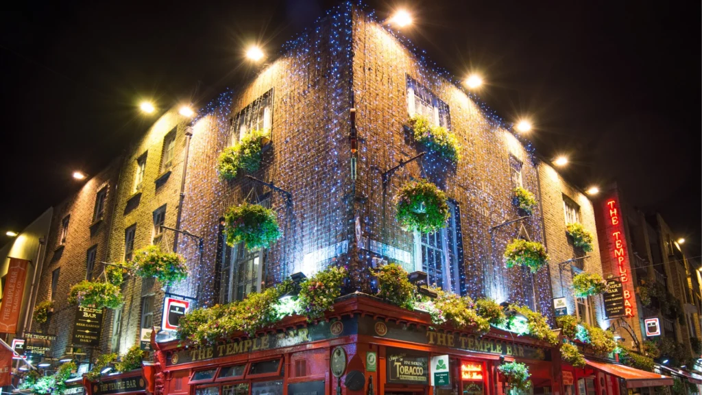 Az írországi Dublinban található Temple Bar karácsonyi kivilágitása szines lámpákkal.