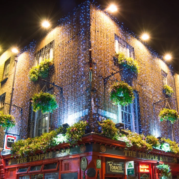 Az írországi Dublinban található Temple Bar karácsonyi kivilágitása szines lámpákkal.