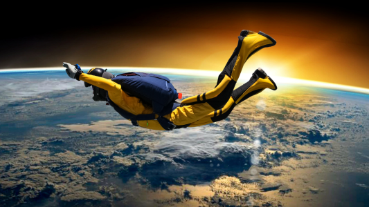 Fantáuia kép, amikor egy ejtőernyős zuhan a föld felé a világűrből. A föld mogötta Nap éppen elöbukkan.