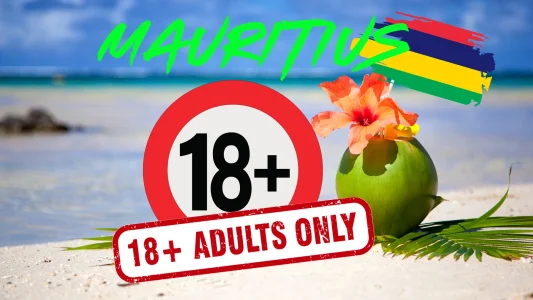 A mauritiusi tengerpart idillis képe egy koktéllal és egy 18+ feliratú táblával. Tökéletes választás a felnőtteknek szóló, romantikus nyaraláshoz.