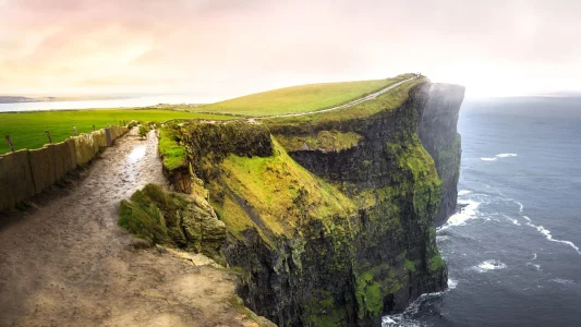 Wild Atlantic Way Moher szikák, Írországban. Közel 200 méter függőleges szakadék az óceán parton.