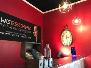 Piros szinű szoba, ahol mindenféle relytéjes és misztikummal kapcsolatos tárgyak vannak. Óra, kincseslád, alkimista üveg